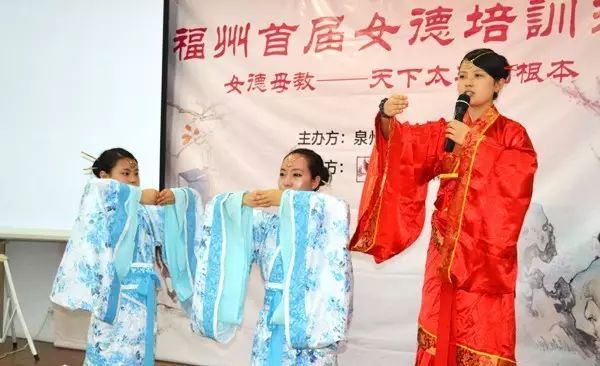 图片包含 游戏机, 站, 房间AI 生成的内容可能不正确。