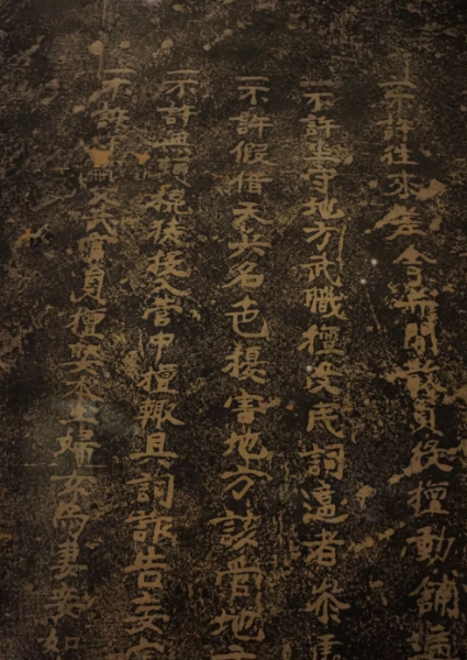 图片包含 室内, 照片, 站, 旧AI 生成的内容可能不正确。