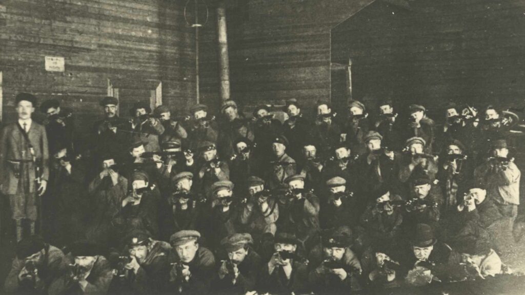 红卫兵在一张可能于 1918 年在考瓦萨拍摄的集体照中瞄准了武器。